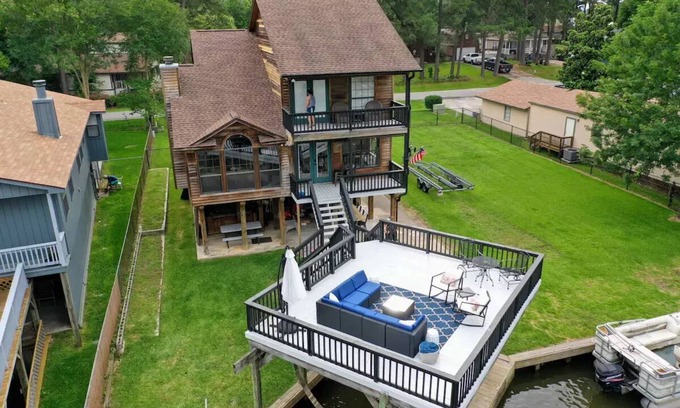 Willis House | Stunning Waterfront Lakehouse at Shadow Bay