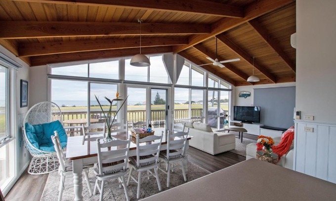 Kilcunda House | Stunning Waterfront only 10 minutes to Phillip Island - FREE EV UNIT 7kW for electric cars - pet friendly, fireplace FREE WIFI wine & chocolates