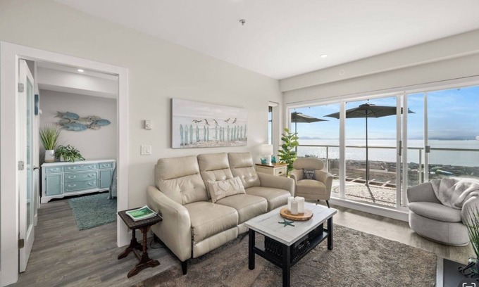 Metro Vancouver Regional District Apartment | Stunning waterfront property- wake up and fall asleep to the sound of the ocean