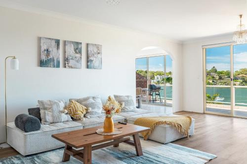 Abbotsford House | Stunning waterfront townhouse with shared swimpool, harbour view and free P