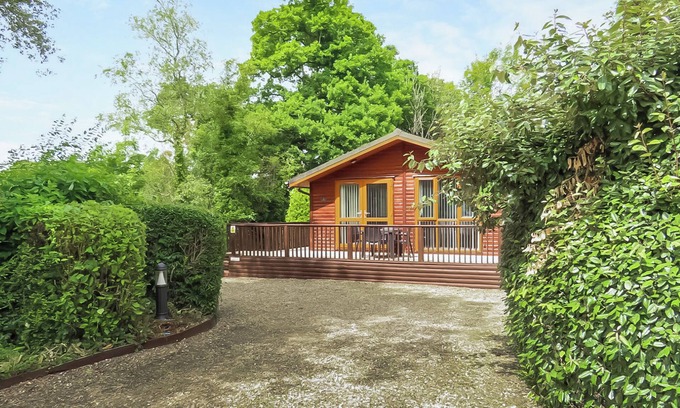 Narberth Ski Chalet | Stunning well-equipped lodge set in mature and beautiful gardens.