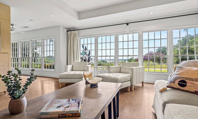 The Peninsula House | Stunning White Rock Oasis - 3 Bedroom w bonus room/office