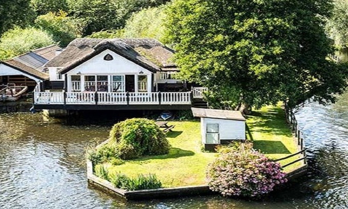 Wroxham Cottage | Stunning Wroxham holiday cottage, River Bure. Sleeps 10. Includes boat & hot tub
