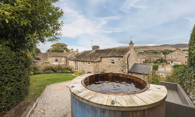 Hetton Cottage | Stunning Yorkshire cottage featuring a hot tub, sleeping 6 guests