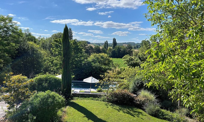 Verteillac House | Stunningly stylish family venue with huge Iiving space, pool & outdoor kitchen