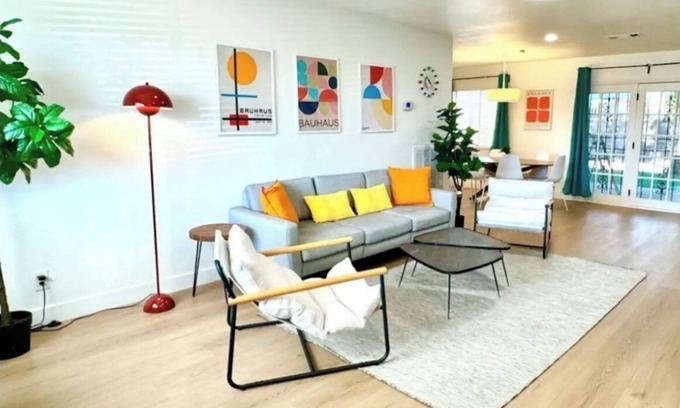 Paradise House | Style chic Vegas airport strip 5 mils 6 mils strip 4bd +home theater