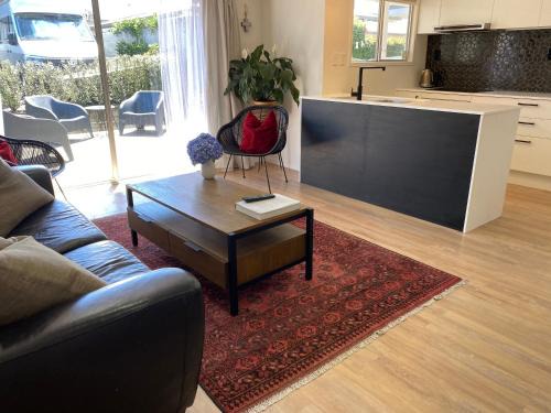 Tauranga South House | Styley on Briarley, walk to CBD and hospital