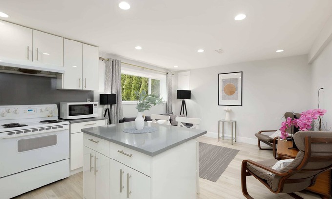 District of North Vancouver Apartment | Stylish 1BR Suite in North Vancouver 10 mins ski