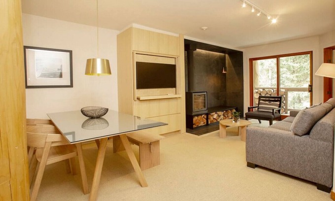 Nordic Estates House | Stylish 1.5 BR:Sleeps 4,Hot Tub,Pool,Patio,Free Parking &5 mins. Drive to Village!
