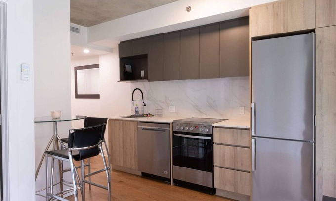 Pointe-Saint-Charles Condo | Stylish 1-bedroom condo located in vibrant Griffintown,