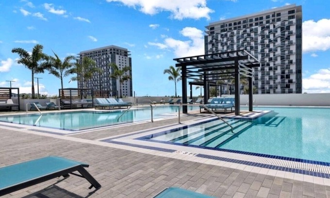 Doral Condo | Stylish 1-Bedroom Getaway Apt- Pool & Gym