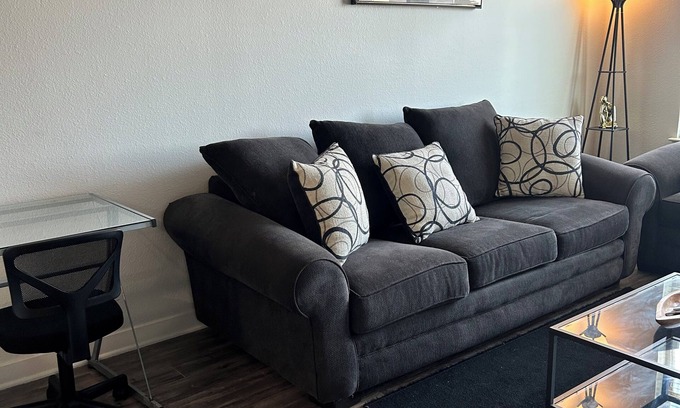 Old East Dallas Apartment | “Stylish 1-Bedroom Retreat in Deep Ellum: Patio, Free Amenities