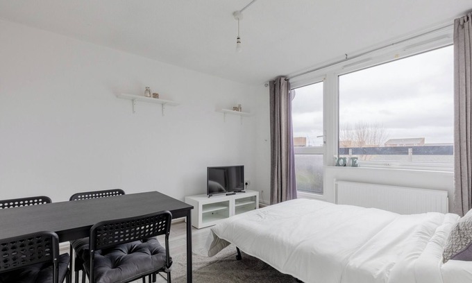 Livesey Apartment | Stylish 1BD Flat with Shard Views, Near Bermondsey