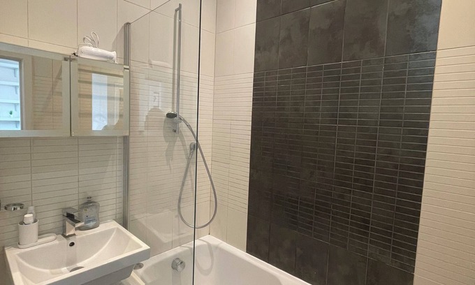 Kilburn Apartment | Stylish 1BD Flat with Private Terrace - Kilburn!