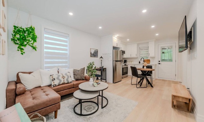 Kitchener House | Stylish 1BD Steps from Downtown