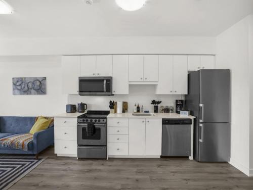Rosemount House | Stylish 1BR Condo in Prime Location with Parking and Wi Fi