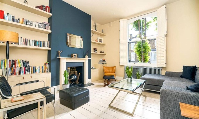 Hackney Central Apartment | Stylish 1BR flat with workspace - Private Room