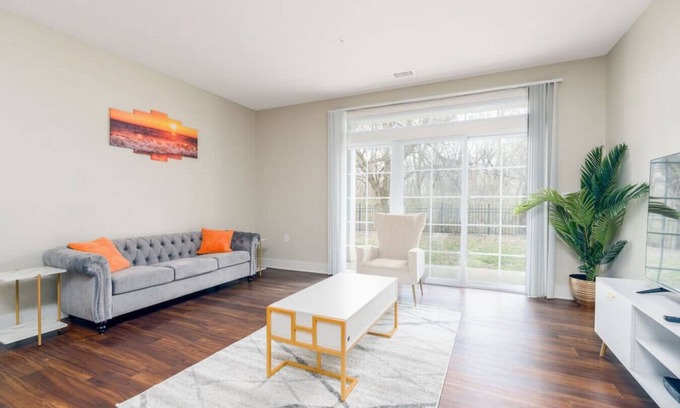 Indianapolis Apartment | Stylish 1BR in at the Crossing