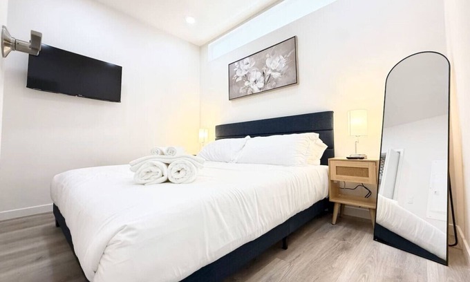 Poplar Apartment | Stylish 1Br King with Gym in the Heart of Old City