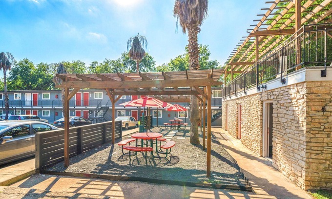 Brentwood Apartment | Stylish 1BR Near UT | Brentwood | Evonify 1035