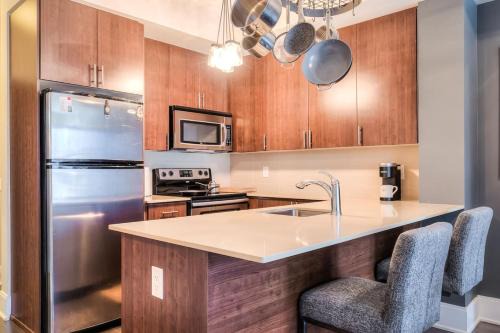Wellington Place Apartment | Stylish 1BR plus Den with Balcony in Downtown
