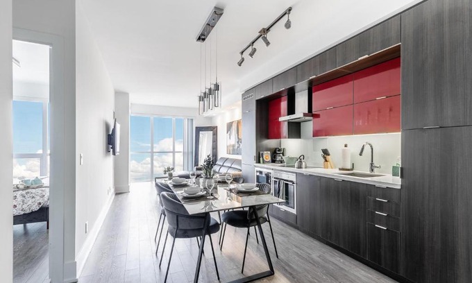 Toronto Entertainment District Apartment | Stylish 1Br plus office Condo - CN Tower View