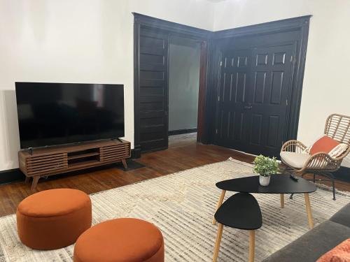 Old Louisville Apartment | Stylish 1st Floor 2br Apartment 1King and 1Queen