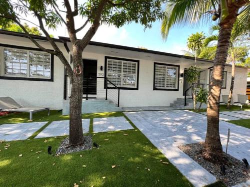 Buena Vista Apartment | Stylish 2/1 centrally located!