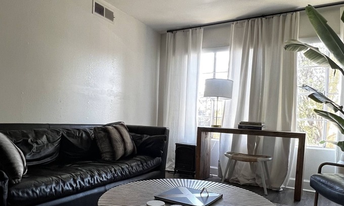 Lake Balboa Apartment | Stylish 2+2 Apt. unit w/ pool