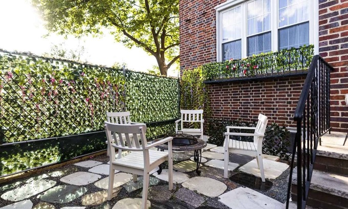 Queens Apartment | Stylish 2-4 Bedroom 2 Bath! Convenient! 24/7 Parking!n