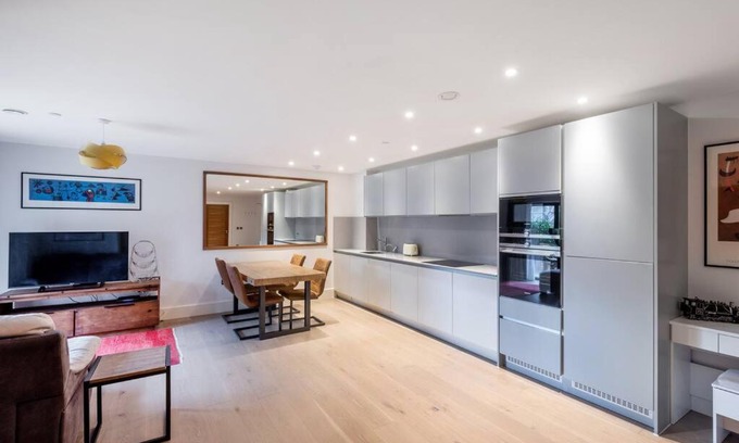 Highgate Apartment | STYLISH 2 BED 2 BATH IN HIGHGATE & FREE PARKING