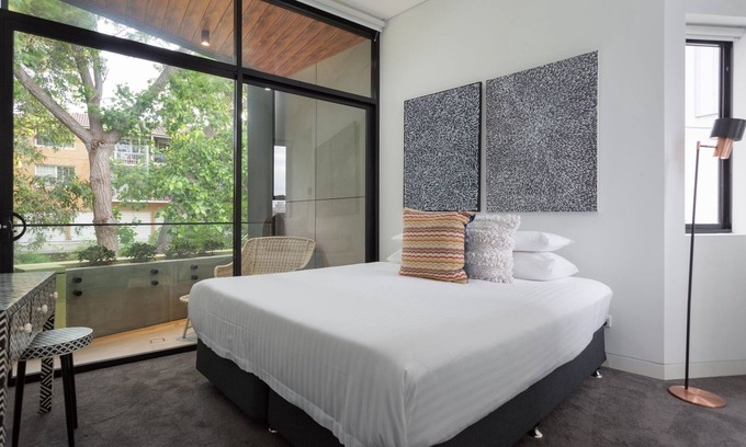 Coogee Apartment | Stylish 2-Bed Apartment with BBQ Patio Near Beach