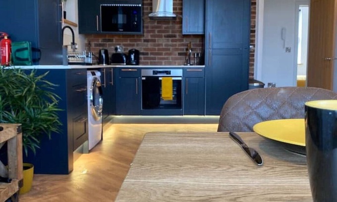 Sheringham Apartment | Stylish 2 Bed Apt, 2 Minute Walk From The Beach.