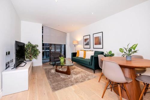 Nine Elms Apartment | Stylish 2 Bed Close to Battersea Power station