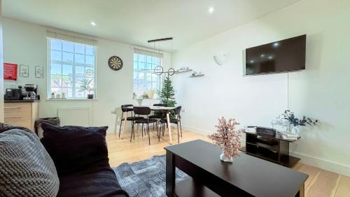 Stockwell Apartment | Stylish 2-Bed Flat 1 Min to Stockwell Tube Fast WiFi Easy Central London Access