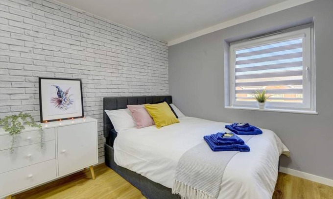 Rugby House | Stylish 2 bed house with parking in rugby