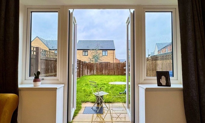 Doncaster House | Stylish 2 Bedroom Home Near Lake | Free Parking