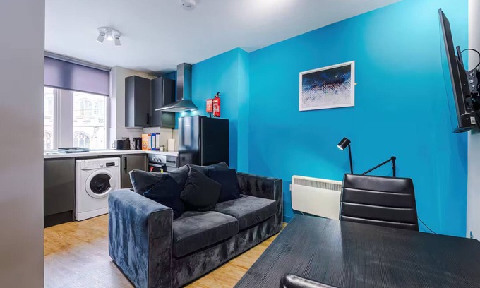 Wigan House | Stylish 2 Bedroom Apartment in Central Wigan by Eason Stays