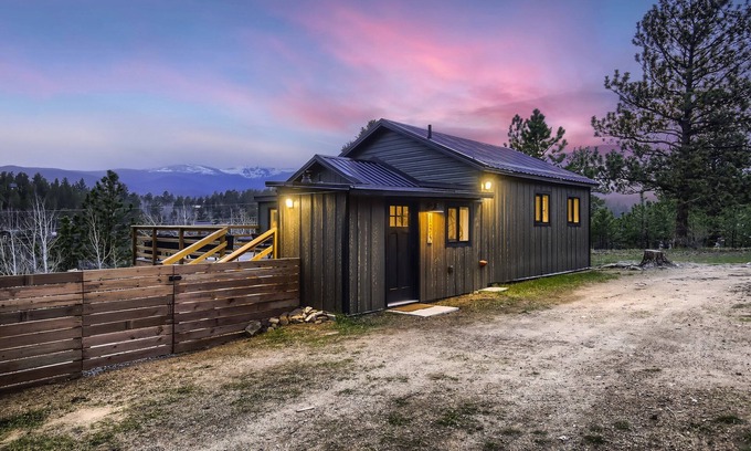 Bailey Cabin | Stylish 2-bedroom Cabin with Breathtaking Mountain Views + Hot Tub