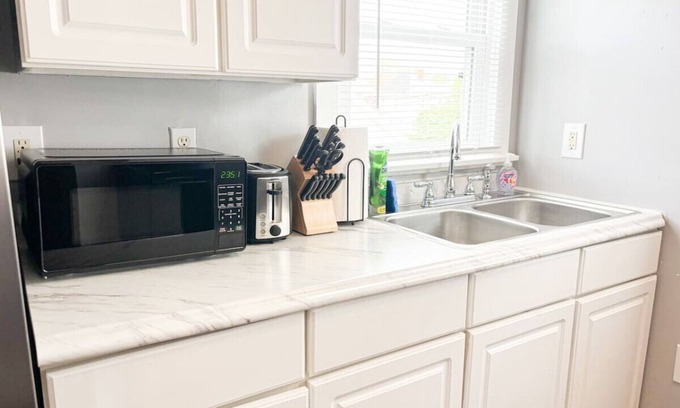 Piqua Condo | Stylish 2-Bedroom duplex in prime location!