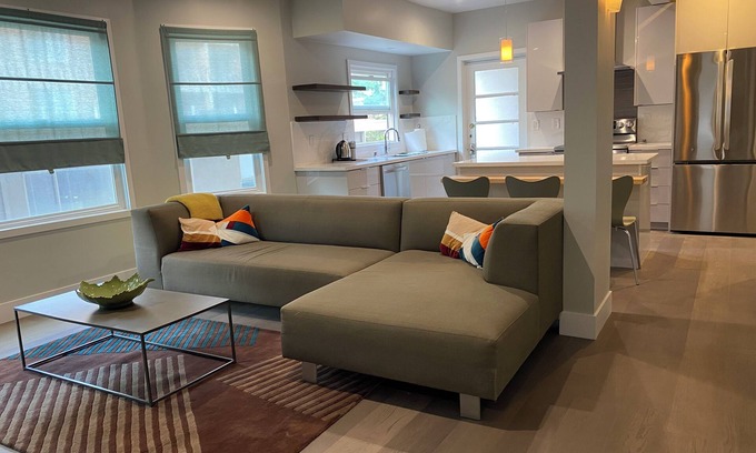 University South Apartment | Stylish 2-bedroom in fabulous Downtown Palo Alto, AC & WiFi
