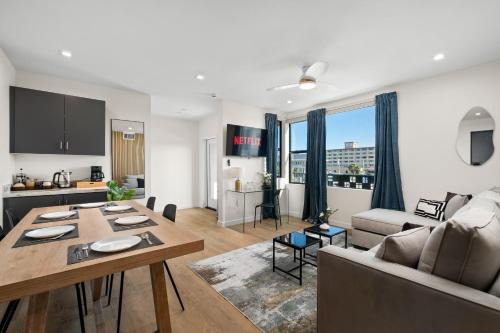 Roseville - Fleet Ridge Apartment | Stylish 2 Bedroom King Bed EVCharger Pet-Friendly Balcony