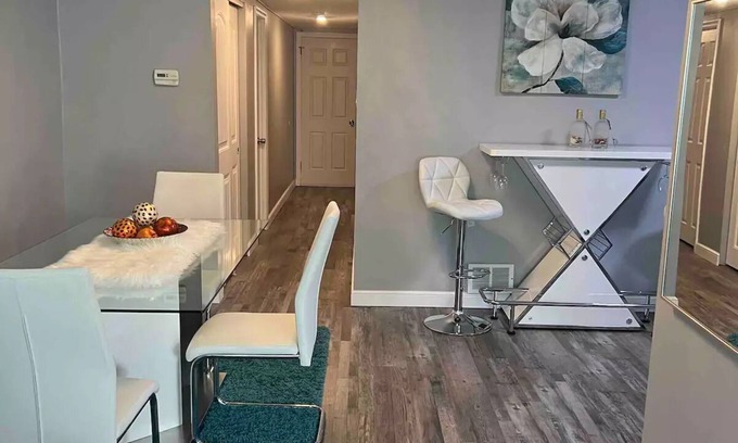 Rhawnhurst Apartment | Stylish 2-bedrooms; home away from home! 3 mins from Nazareth Hospital