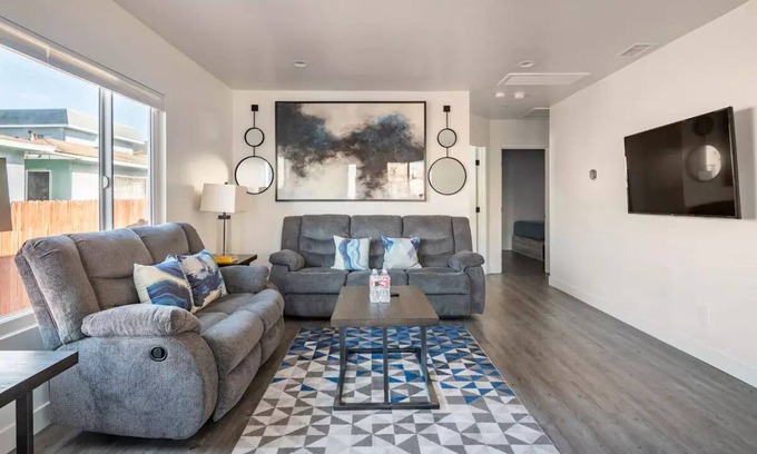 Gardena Apartment | Stylish 2 BR house close to the beaches and L.A. city life!