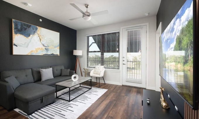 Southtown Apartment | Stylish 2 BR w/Gym, Parking Near Rvrwalk & Dome