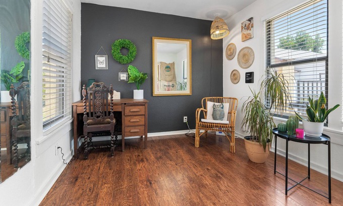 Southside House | Stylish 2-Story Home with Balcony/Backyard minutes to Downtown/Seaworld/Lackland