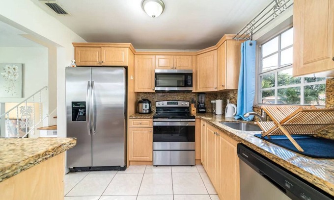 Pembroke Pines House | Stylish 2-Story Home & Pool