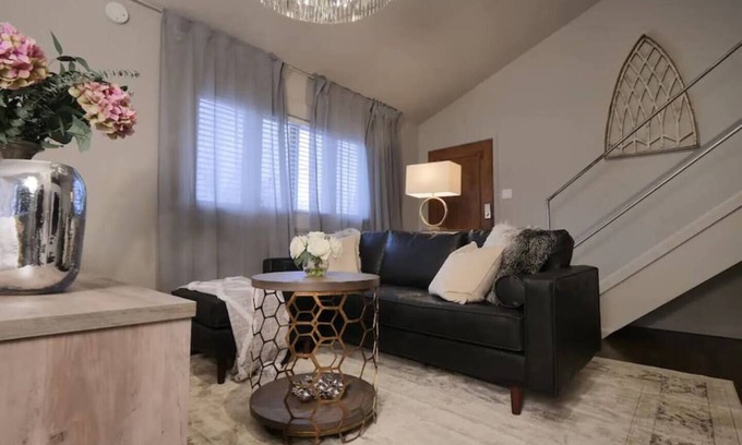 Old East Dallas Condo | Stylish 2BD Condo loft with luxury king and queen beds, Egyptian cotton sheets, and outdoor terrace with great views