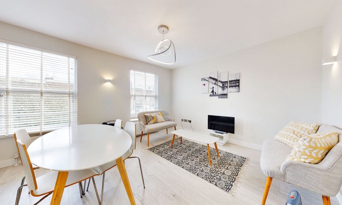 Golborne Apartment | Stylish 2bed/2bath flat 4min from tube station