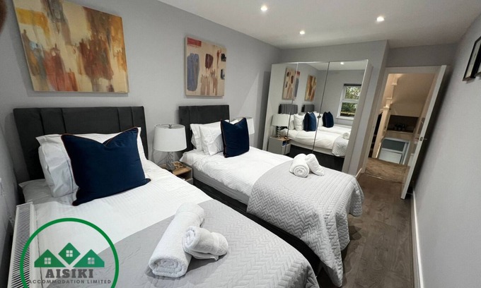 North Finchley Apartment | Stylish 2Bedroom/2Bathroom Pet Friendly Duplex Flat with FREE WIFI